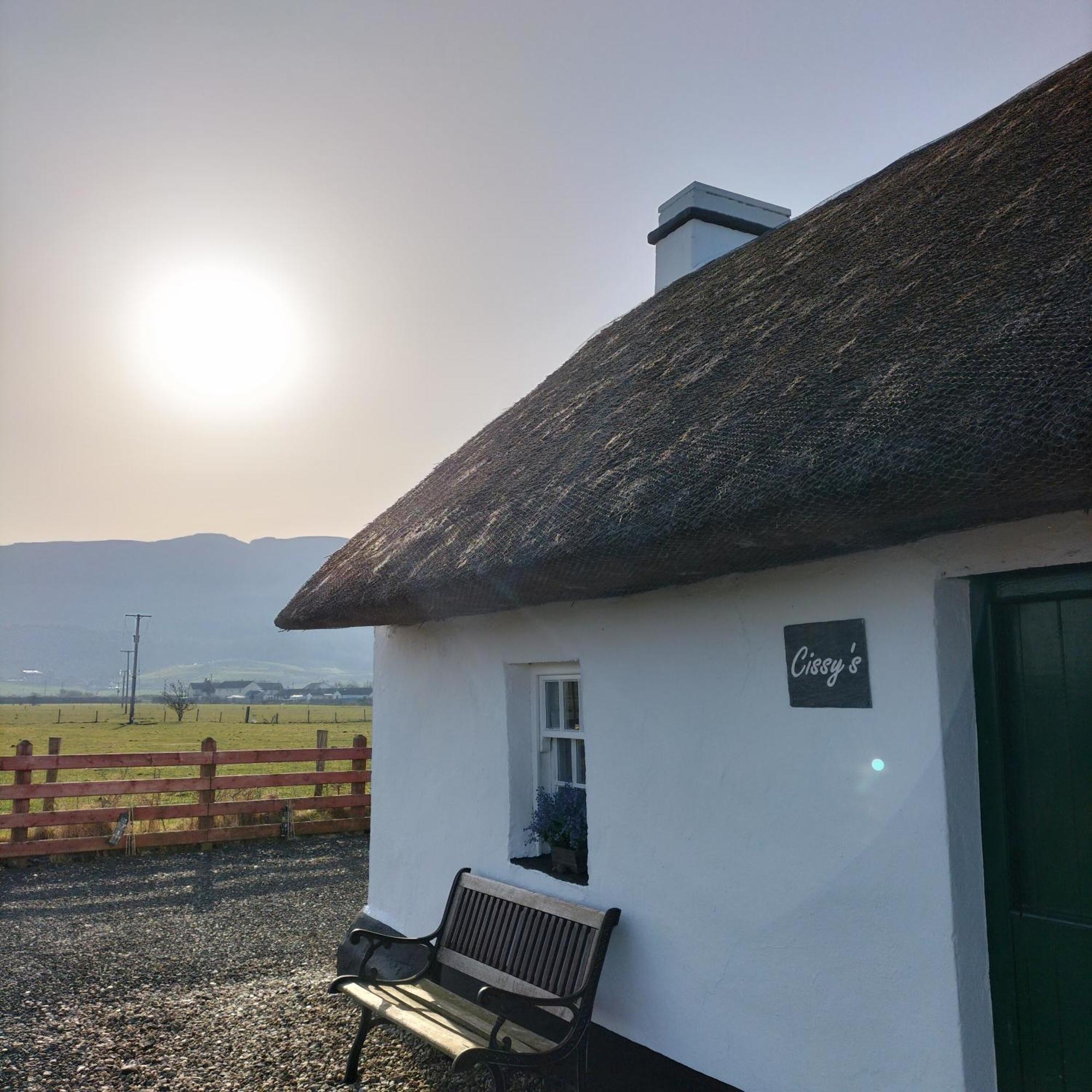 Cissy'S Cottage - Traditional Thatched Cottage, Near To Beach Aghanloo Екстер'єр фото