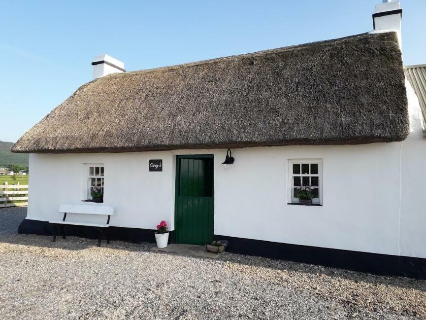 Cissy'S Cottage - Traditional Thatched Cottage, Near To Beach Aghanloo Екстер'єр фото